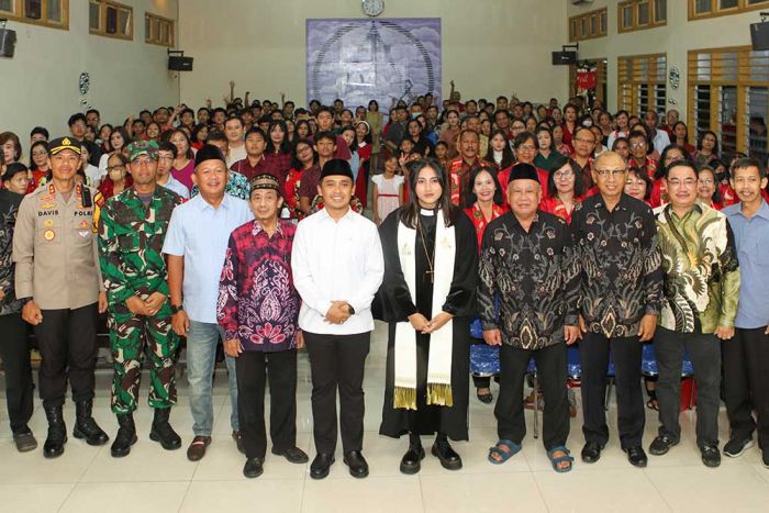 Tinjau Misa Malam Natal, Wali Kota Pasuruan Pastikan Gereja Tetap Kondusif dan Aman