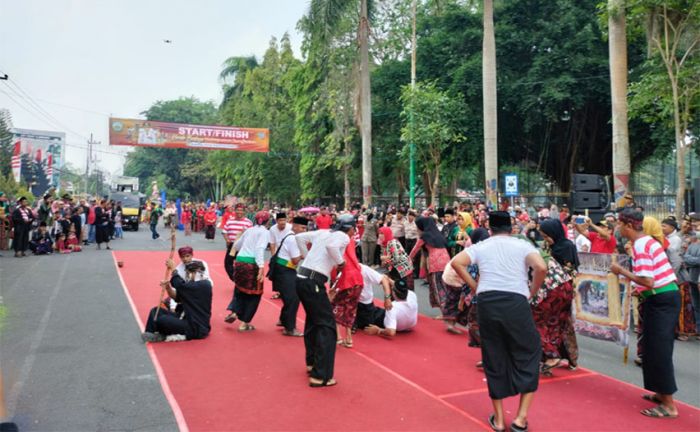 Tampilkan Kearifan Lokal, Puluhan Ribu Warga Bangkalan Antusias Saksikan Kirab Budaya