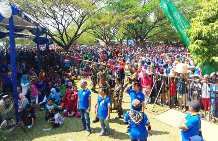 Acara Mlaku Bareng Bupati Probolinggo Meriah, Warga Antusias Perebutkan Hadiah 2 Paket Umroh