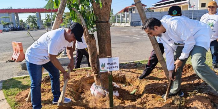 Peringati Hari Lingkungan Hidup, Pemkab Pamekasan dan Medco Energi Tanam 370 Pohon di SGRP