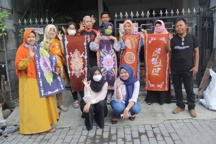 Universitas Ciputra Terapkan Konsep Greenpreneur dalam Pengembangan UMKM Kriya Batik di Sidoarjo