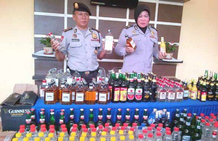 Polisi Garuk Penjual Miras di Surabaya, 700 Botol Aneka Miras Disita