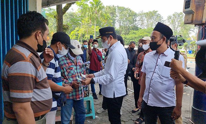 Bupati Bangkalan Serahkan Voucer Bantuan untuk Ribuan PKL