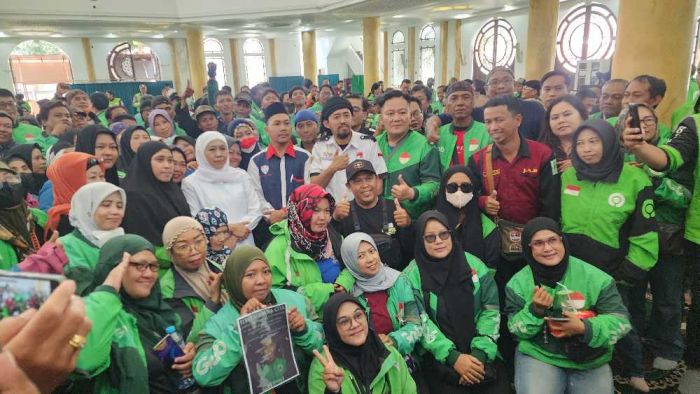 Gubernur Khofifah Hadiri Doa Bersama Ojol untuk Affan Kurniawan Gubernur Khofifah Hadiri Doa Bersama Ojol untuk Affan Kurniawan