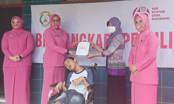 Hari Kesatuan Gerak Bhayangkari ke-68, Istri Wakapolda Jatim Beri Bantuan Penderita Cerebral Palsy
