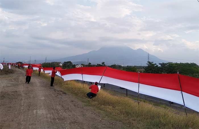PDIP Kibarkan Bendera Merah Putih Sepanjang 1,2 Km di Lumpur Lapindo