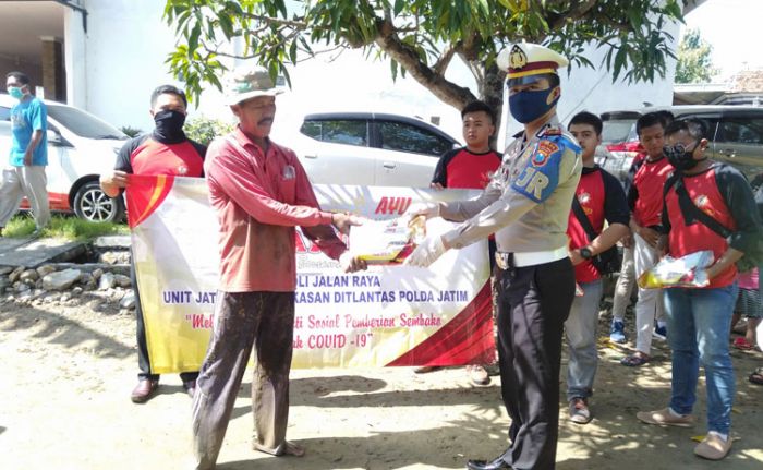 PJR Unit VIII Ditlantas Polda Jatim Bersama PR Ayunda Bagikan Sembako ke Warga Terdampak Covid-19