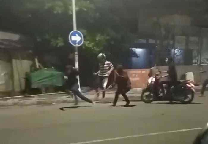 Seorang Pemuda Dibacok Kelompok Gangster di Jalan Rajawali Surabaya Dini Hari