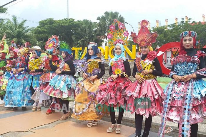 MAN Bangkalan Gelar Fashion Show, Pamerkan Busana Daur Ulang dari Koran dan Kertas