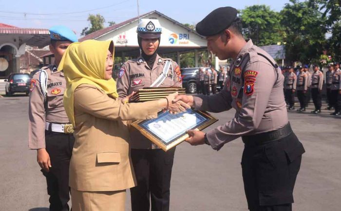 Pjs Wali Kota Pasuruan Serahkan Penghargaan untuk Personel Polri dan Pelajar