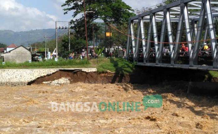 Plengsengan Kali Bandung Ambrol, Jembatan Terancam Putus