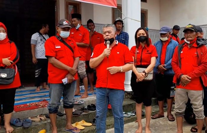 Kusnadi Gotong Royong Bersama Kader PDI Perjuangan Uruk Jalan Rusak di Lamongan