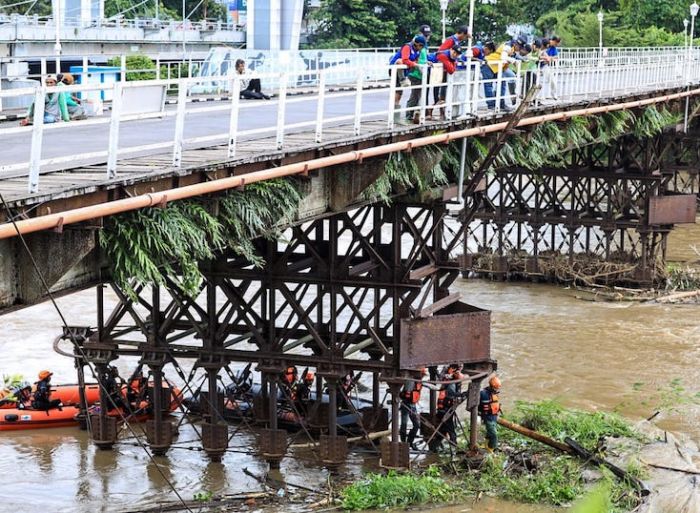 Jaga Kelestarian Cagar Budaya, BPBD Kota Kediri Bersihkan Sampah di Bawah Jembatan Lama