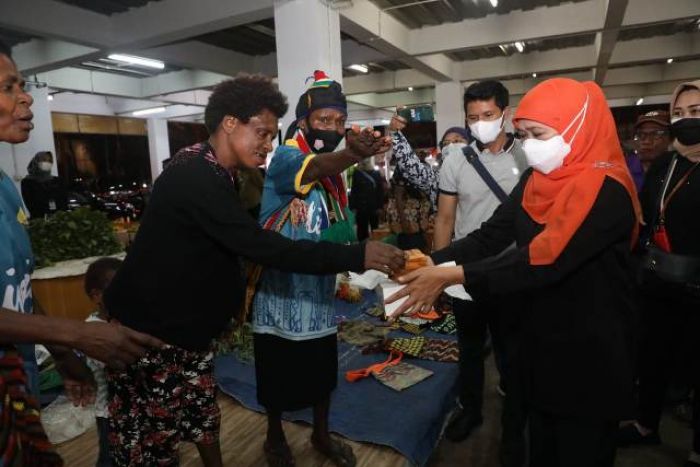 Khofifah Kunjungi ​Pasar Mama-Mama Papua, Pedagang Senang, Berharap Gubernur Jatim Balik Lagi 
