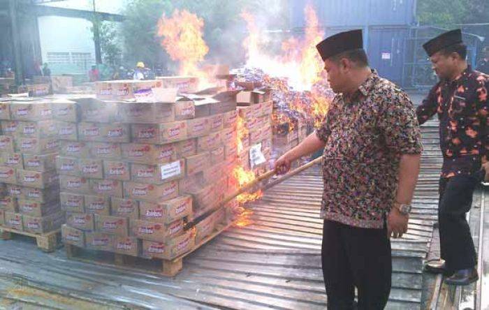 Puluhan Ribu Plastik Permen "Yaowo" Dibakar