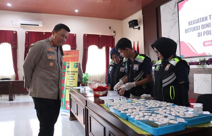 Pastikan Personel Bersih dan Disiplin, Polres Mojokerto Kota Gelar Tes Urine serta Cek Senjata Api