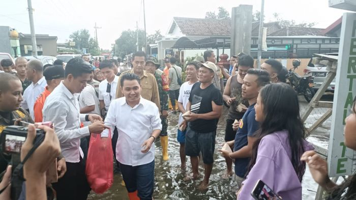 Kunjungi Lokasi Banjir di Tempuran Mojokerto, Gus Barra Bagikan Nasi Bungkus ke Warga