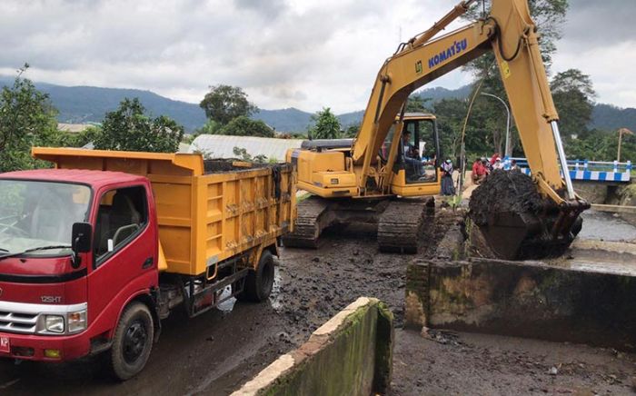 Cegah Banjir di Dusun Beru, DPUPR Batu Lakukan Pengerukan Sungai