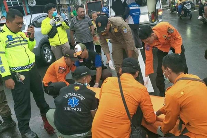 Hindari Penyebrang Jalan, Seorang Wanita di Surabaya Tewas Usai Terlindas Mobil Boks Hindari Penyebrang Jalan, Seorang Wanita di Surabaya Tewas Usai Terlindas Mobil Boks