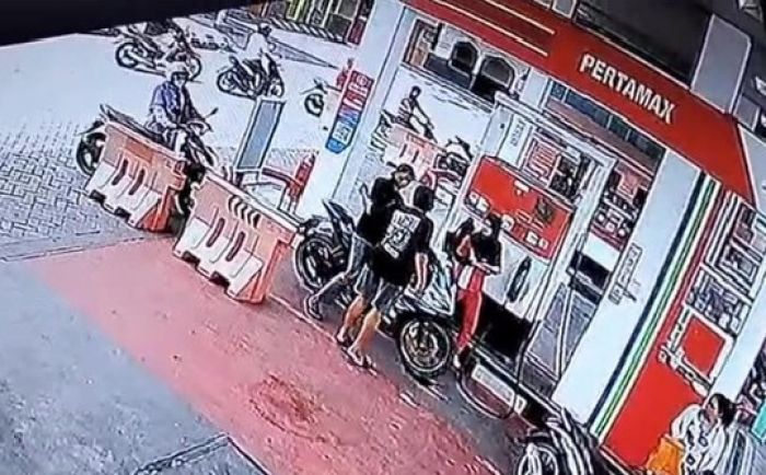 Pria ini Dibogem Pemotor yang Bawa Istri dan Anak di SPBU, Polres Gresik Lakukan Penyelidikan