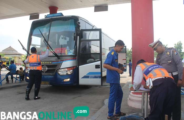 Menjelang Operasi Lilin Semeru, Satlantas Polres Ngawi Bersama Kemenhub Inspeksi Bus