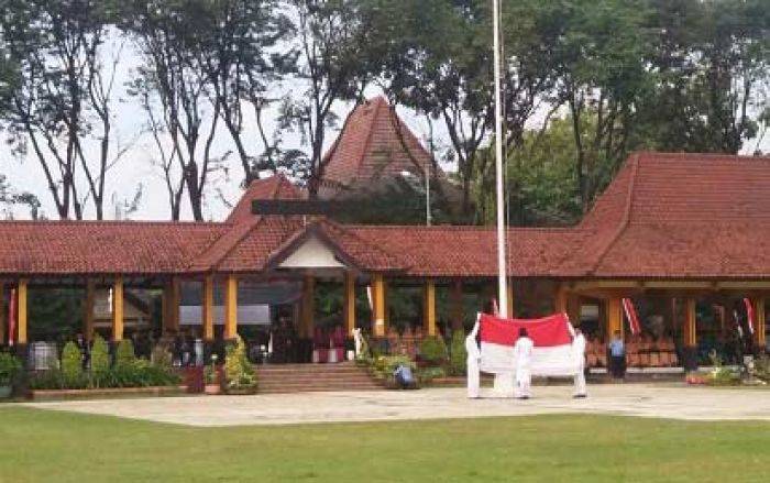 Tali Bendera Putus Warnai Upacara Hardiknas di Bojonegoro 