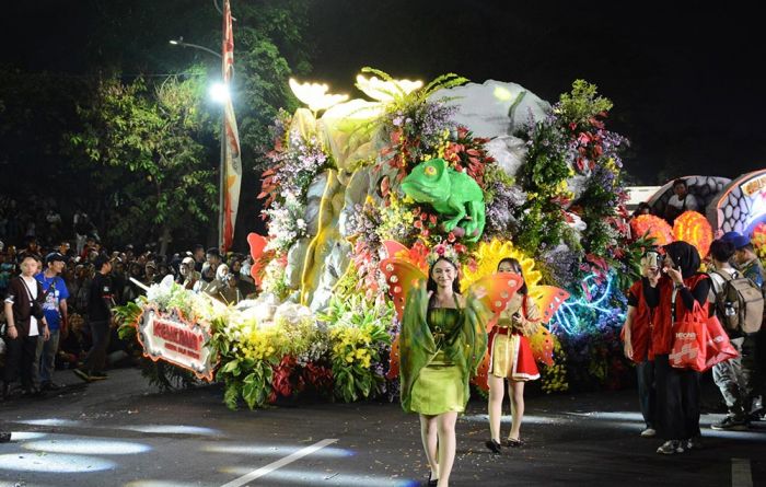 Ribuan Warga Tumpah Ruah Saksikan Surabaya Vaganza Festival of Lights