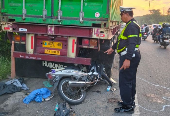 Diduga Ngantuk, 2 Remaja Tabrak Truk Kontainer di Sidoarjo Usai Pulang Mendaki