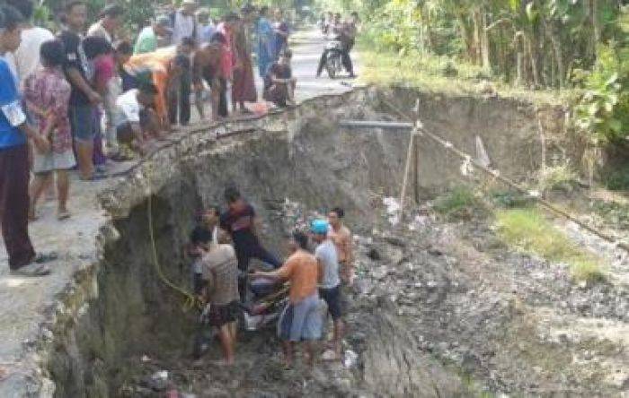 Sudah Makan Korban, Jalan Poros Kecamatan yang Longsor di Tuban Tak Kunjung Dibenahi