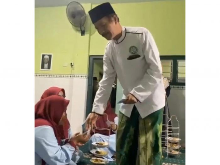 ​Bawaslu Pamekasan Terima Laporan Video Cabup Fattah Jasin Bagikan Uang Tunai ke Ibu-Ibu