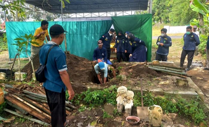 Diduga Meninggal Tak Wajar, Makam Pensiunan Polisi di Jombang Dibongkar
