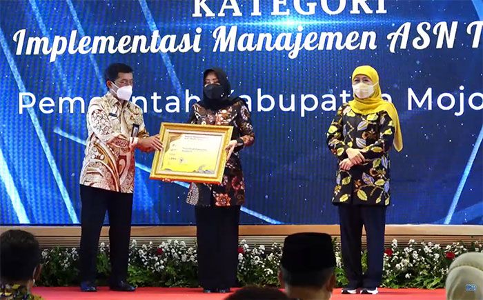 Bupati Mojokerto Terima Penghargaan di BKN Award 2022