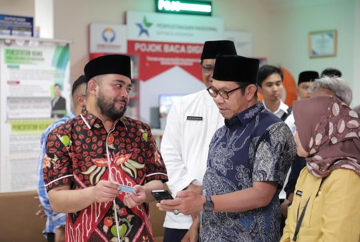 Usai Salat Jumat, Wali Kota Batu dan Wawali Sapa Masyarakat dan Tinjau Layanan Cepat MPP Among Warga