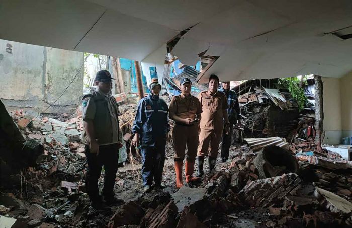 Hujan Deras, Tembok Plaza Batu Ambrol Timpa Kantor Kelurahan Sisir