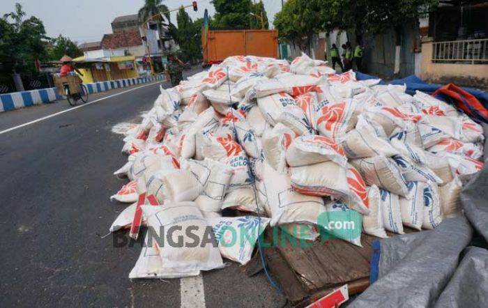 Hendak Dikirim ke Bali, Beras Bulog Tumpah di Jombang