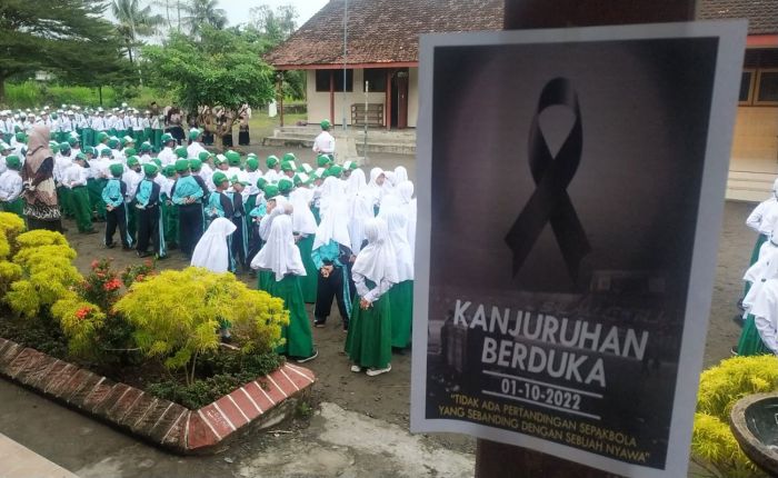Ratusan Siswa MI di Kediri Berdoa untuk Tragedi di Stadion Kanjuruhan Malang