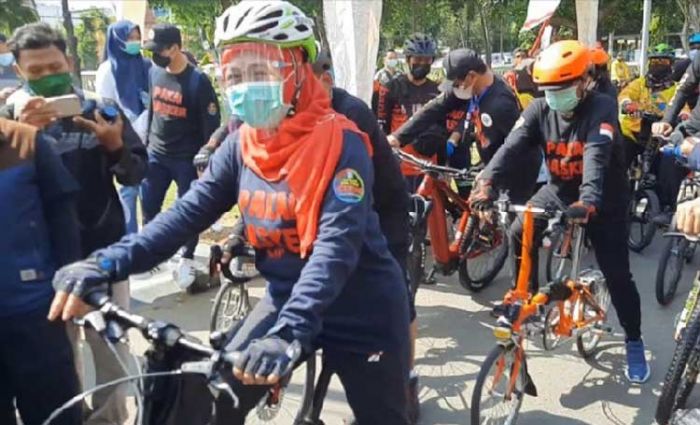 Gowes di Kediri, Gubernur Khofifah Kampanyekan Pakai Masker dan Bagi Sembako