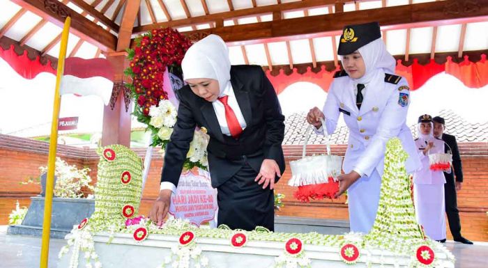 Peringati HUT ke-80 Jawa Timur, Khofifah Ziarah ke Makam Gubernur Soerjo Peringati HUT ke-80 Jawa Timur, Khofifah Ziarah ke Makam Gubernur Soerjo