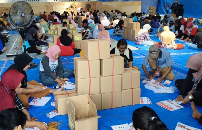 KPU Kabupaten Kediri Libatkan 1200 Orang untuk Sortir dan Lipat Surat Suara Pilkada 2024