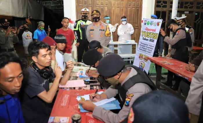 Tekan Penyebaran Covid-19, Polres Kediri Gelar Operasi Yustisi di Samsat Pare dan Kafe Barisna