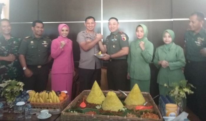HUT TNI ke-74, Kapolresta Sidoarjo Bawakan Tumpeng untuk Dandim 0816 Sidoarjo