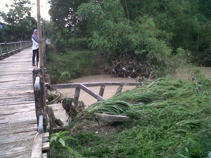 Jembatan di Atas Sungai Mekuris Mengkhawatirkan