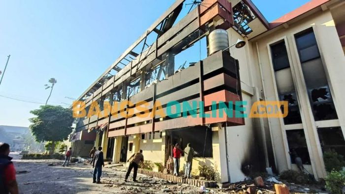Demo di Kediri Berujung Terbakarnya Gedung Pemda, Dewan, dan Kantor Polisi Demo di Kediri Berujung Terbakarnya Gedung Pemda, Dewan, dan Kantor Polisi