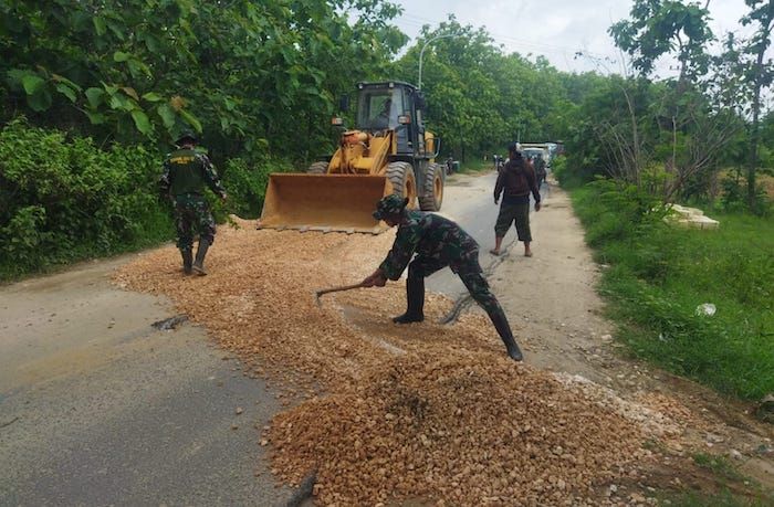 Cegah Laka Lantas, TNI Koramil 0811/12 Bancar Tuban dan Warga Perbaiki Jalanan Rusak