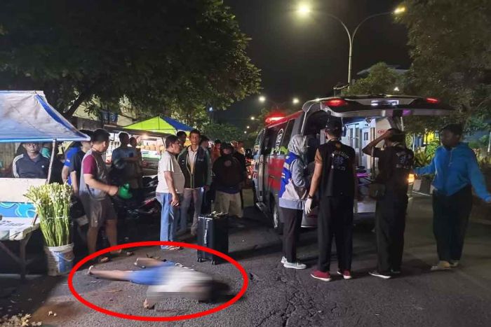 Oleng! Pengendara Motor Asal Kediri Tabrak Lapak Bunga di Pasar Kembang Surabaya