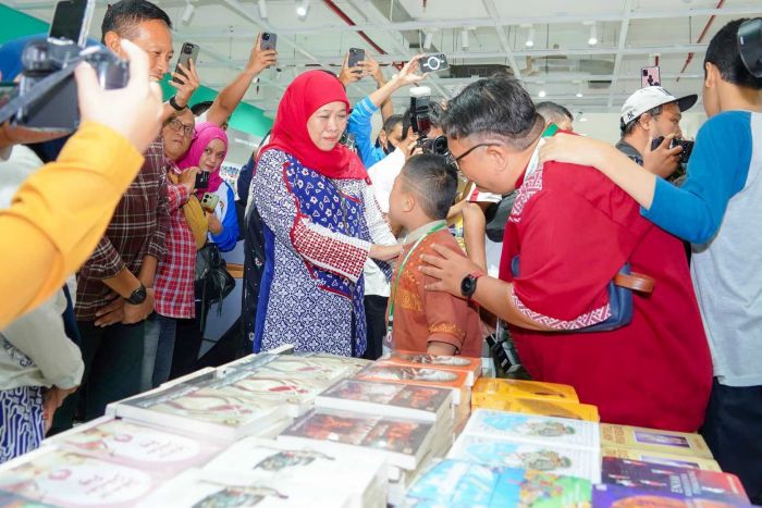 Gubernur Jatim Ajak 100 Anak Yatim Piatu dan Difabel di Kota Malang Belanja Kebutuhan Sekolah