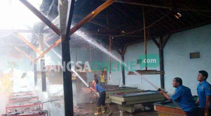 Rumah Karaoke di Desa Boro Tulungagung Terbakar