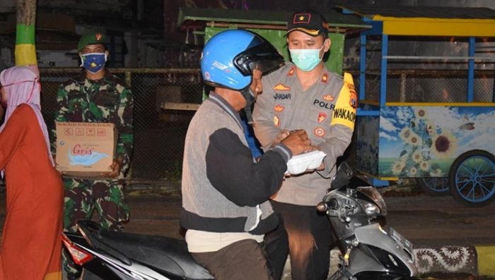 Polres Pamekasan Bagi-Bagi Nasi Kotak Saat Sahur Polres Pamekasan Bagi-Bagi Nasi Kotak Saat Sahur