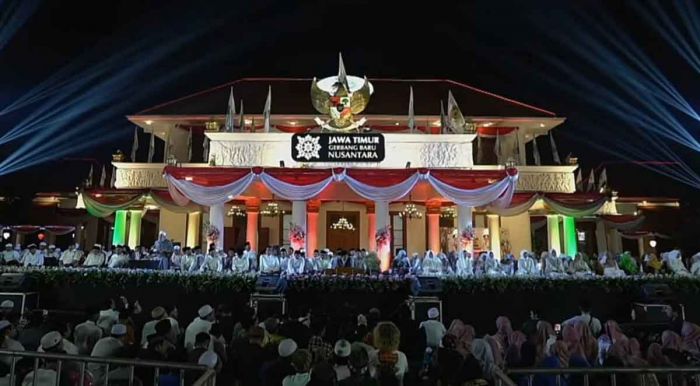 Gubernur Khofifah dan Gus Iqdam Pimpin Jatim Bersholawat di Peringatan Hari Santri 2025 Gubernur Khofifah dan Gus Iqdam Pimpin Jatim Bersholawat di Peringatan Hari Santri 2025