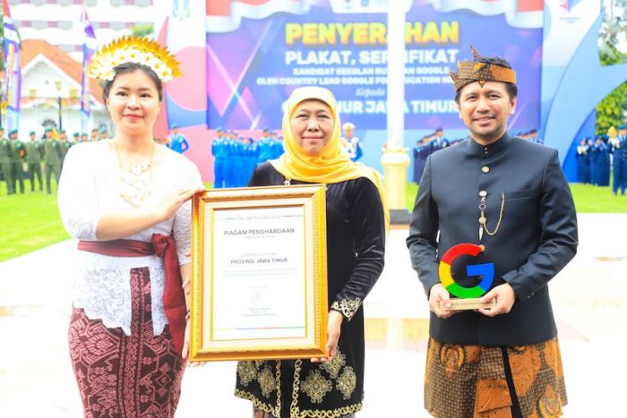 Google Beri Penghargaan KSRG ke SMKN 12 Surabaya, Ini Kata Gubernur Khofifah Google Beri Penghargaan KSRG ke SMKN 12 Surabaya, Ini Kata Gubernur Khofifah